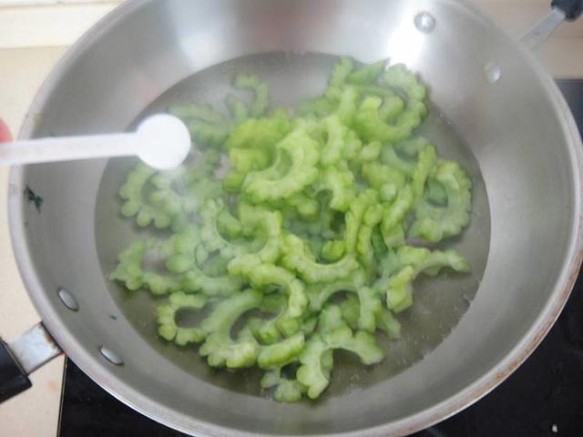 炒苦瓜前,到底要不要焯水,很多人都弄错了,难怪很苦!!