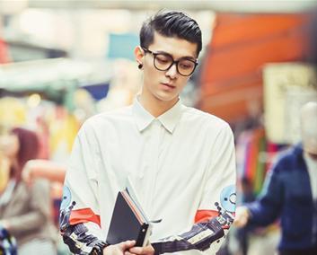 初简美发推荐时尚潮男必备的偏分发型