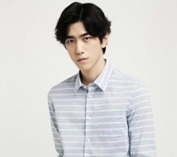 初简美发推荐时尚潮男必备的偏分发型