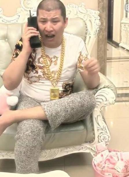 初瑞雪在二驴直播间豪刷1500万还二驴人情，有钱任性！