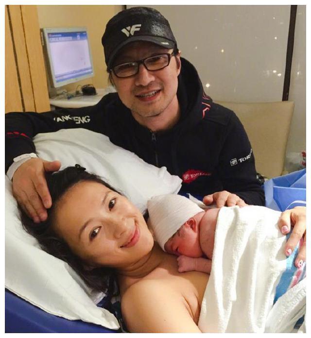 初婚嫁三婚男的两位女星，今一个再婚幸福，一个儿女双全人生美满