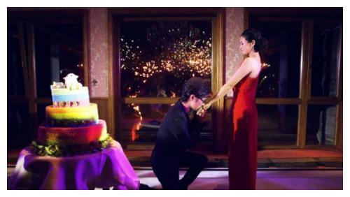 初婚嫁三婚男的两位女星，今一个再婚幸福，一个儿女双全人生美满