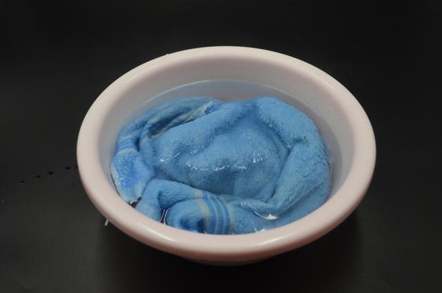 不管毛巾有多脏，在水里倒几滴，洗完的毛巾又软又干净，都学学吧