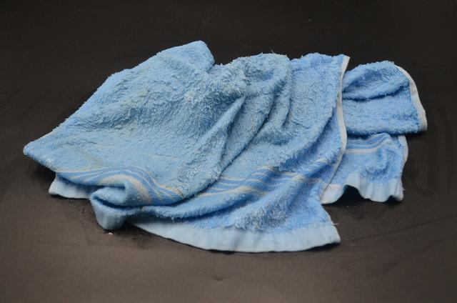 不管毛巾有多脏，在水里倒几滴，洗完的毛巾又软又干净，都学学吧