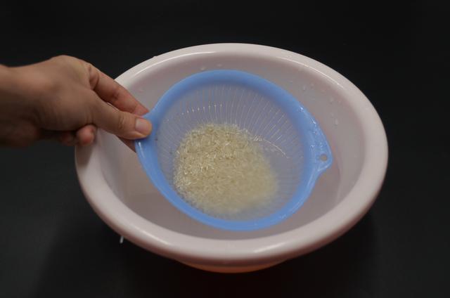 不管毛巾有多脏，在水里倒几滴，洗完的毛巾又软又干净，都学学吧