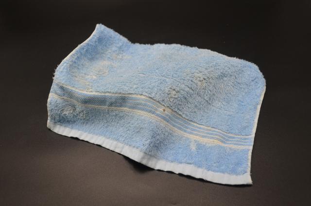 不管毛巾有多脏，在水里倒几滴，洗完的毛巾又软又干净，都学学吧