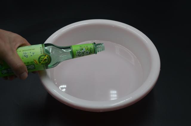 不管毛巾有多脏，在水里倒几滴，洗完的毛巾又软又干净，都学学吧