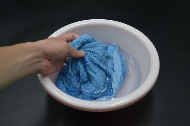 不管毛巾有多脏，在水里倒几滴，洗完的毛巾又软又干净，都学学吧
