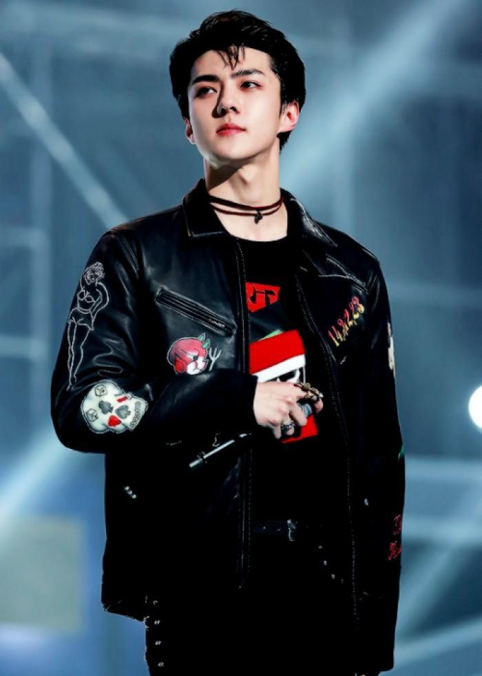 吴世勋不会甜言蜜语，装圣诞树、直播vivi，就是对粉丝的礼物