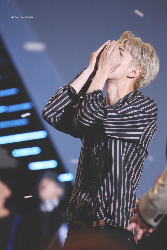 吴世勋不会甜言蜜语，装圣诞树、直播vivi，就是对粉丝的礼物