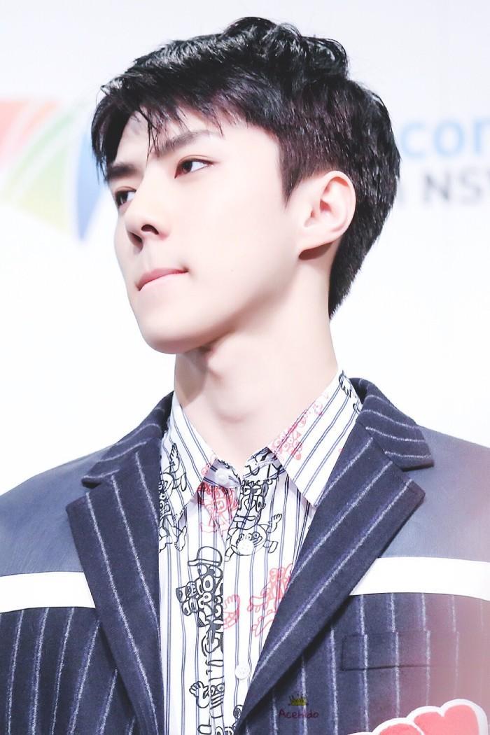 吴世勋不会甜言蜜语，装圣诞树、直播vivi，就是对粉丝的礼物