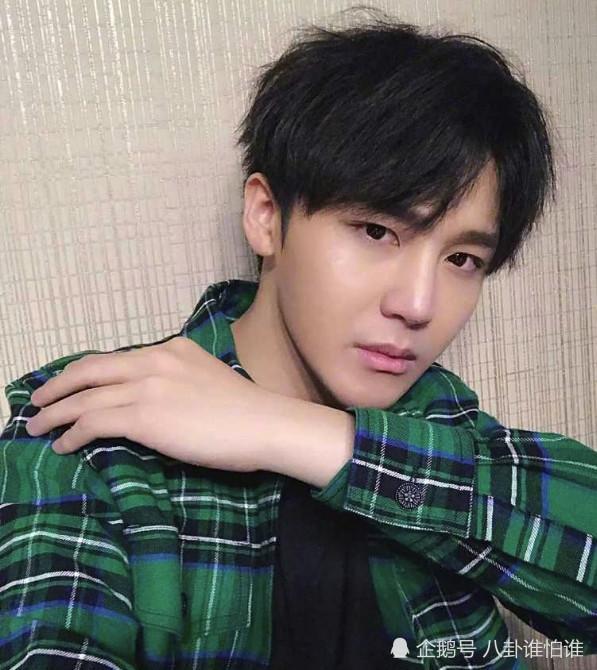 选秀冠军出道，与师兄女友赤裸相拥，如今沦落到保安都不认识！