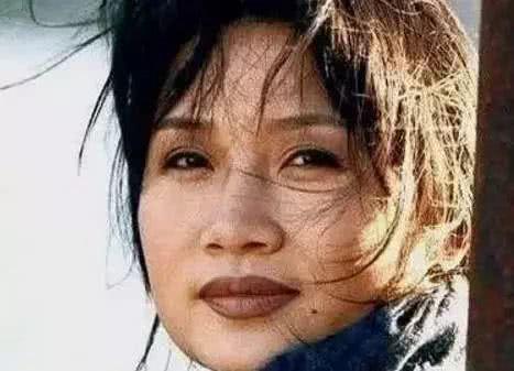 韩红都叫她老师，当红之际皈依佛门，56岁身材发福风采不在！