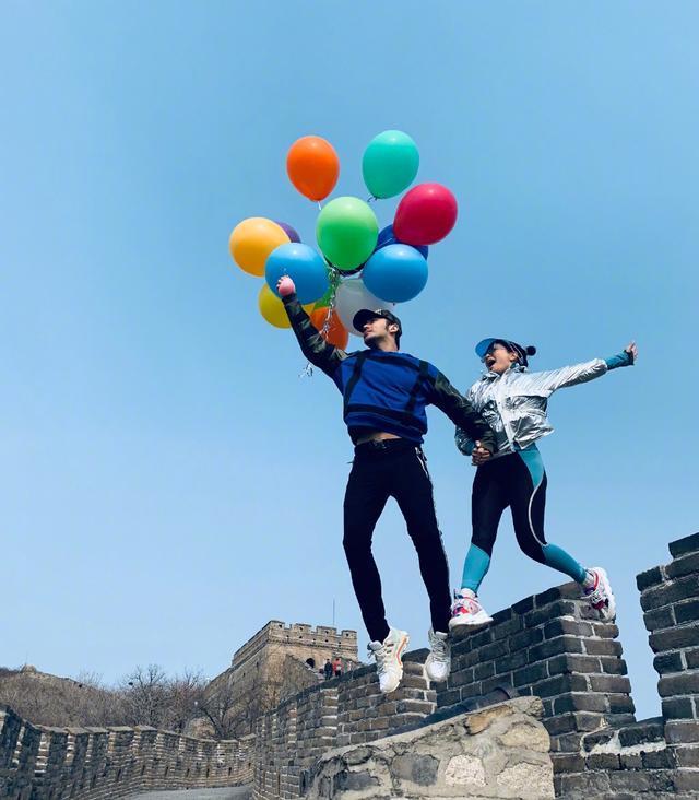 真心佩服48岁钟丽缇！穿鱼尾装和老公遨游海底，网友：美成一幅画