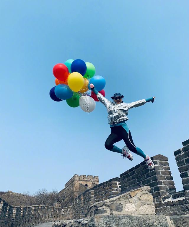 真心佩服48岁钟丽缇！穿鱼尾装和老公遨游海底，网友：美成一幅画