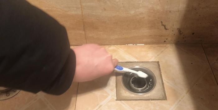 厕所地漏又脏又臭, 教你一招, 把它倒进去, 洗得干净没臭味