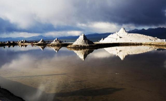 茶卡盐湖，湖涵风物堪成画，心藉人文不胜言，款步参寻冰世界