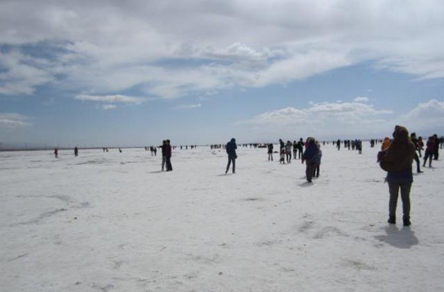 茶卡盐湖，湖涵风物堪成画，心藉人文不胜言，款步参寻冰世界