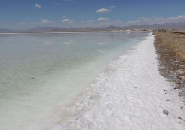 茶卡盐湖，湖涵风物堪成画，心藉人文不胜言，款步参寻冰世界