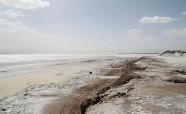 茶卡盐湖，湖涵风物堪成画，心藉人文不胜言，款步参寻冰世界