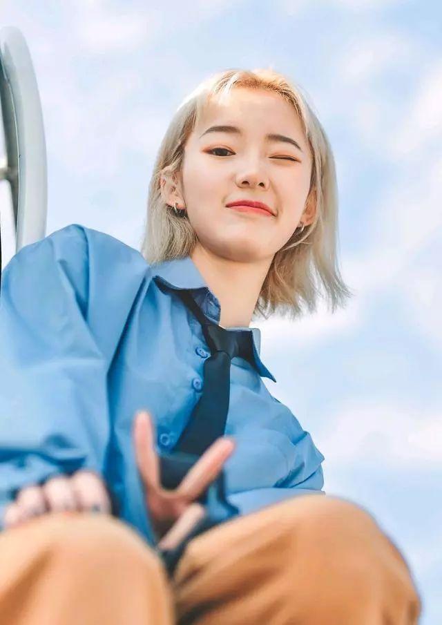 女生拍照姿势大全，除了万年剪刀手，还有下面10个好看拍照姿势