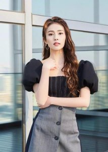 ​女生拍照姿势大全，除了万年剪刀手，还有下面10个好看拍照姿势