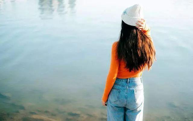 女生拍照姿势大全，除了万年剪刀手，还有下面10个好看拍照姿势