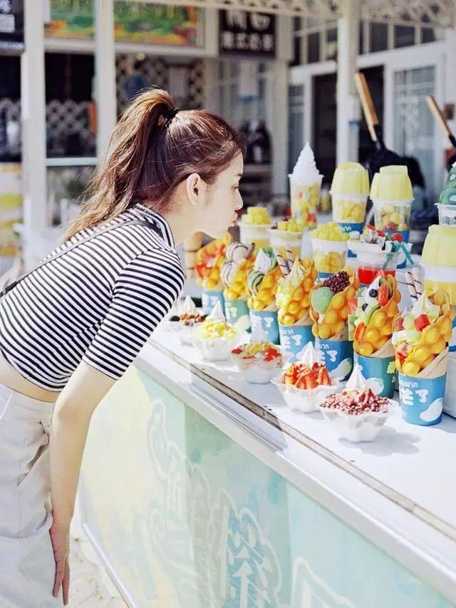 女生拍照姿势大全，除了万年剪刀手，还有下面10个好看拍照姿势