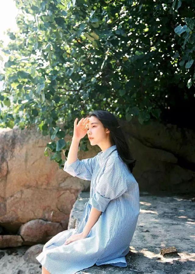 女生拍照姿势大全，除了万年剪刀手，还有下面10个好看拍照姿势