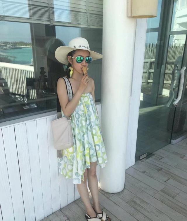 36岁林依晨晒度假照，半身裙穿成抹胸裙好可爱！网友：湘琴回来了