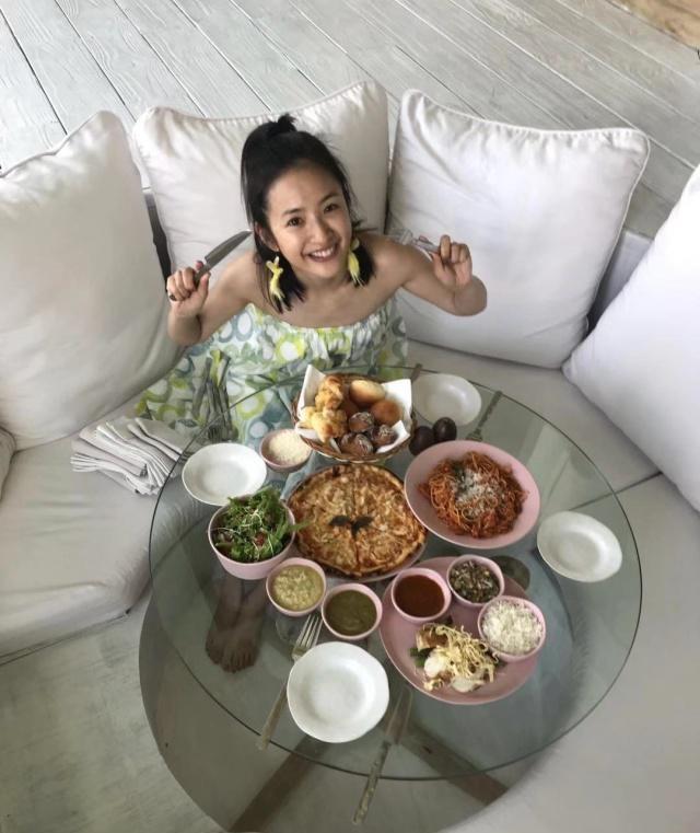 36岁林依晨晒度假照，半身裙穿成抹胸裙好可爱！网友：湘琴回来了