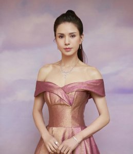 ​李若彤仙气不减当年，白色纱裙高贵优雅，不愧是被岁月优待的美人