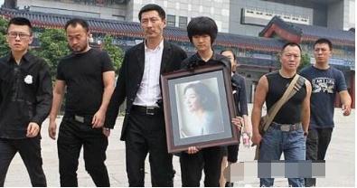 “元芳”张子健近照,前妻因病去世,大4岁二婚妻子背景显赫