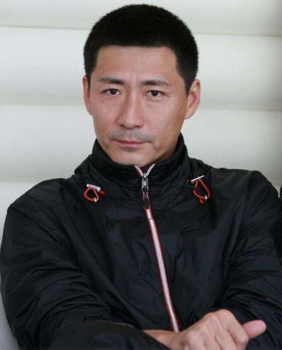 “元芳”张子健近照,前妻因病去世,大4岁二婚妻子背景显赫