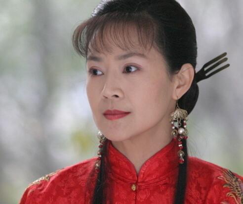 嫁大13岁老公，被宠到骨子里，如今60岁依旧美貌惊人