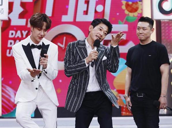 矢野浩二回到日本后演艺地位暴跌,当众给大咖下跪,处境令人心酸