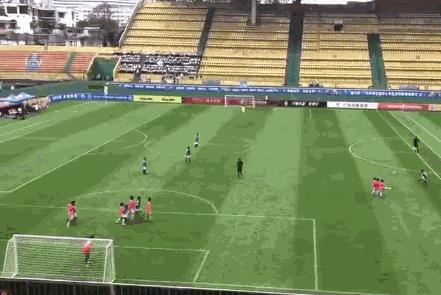 看呆!小学生踢出惊天“世界波”!网友@国家队:快来选人