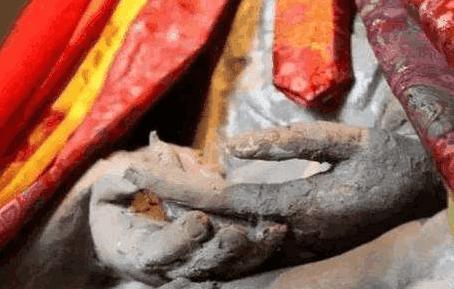 山西一寺庙拥有15尊肉身佛像，脚骨清晰可见，专家鉴定：确是真身