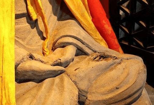 山西一寺庙拥有15尊肉身佛像，脚骨清晰可见，专家鉴定：确是真身