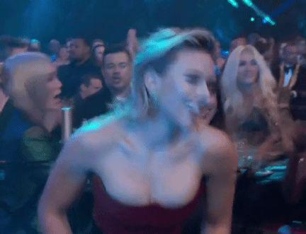 斯嘉丽约翰逊gif：寡姐这一跳，把我的心都跳出来了，太吸引眼球