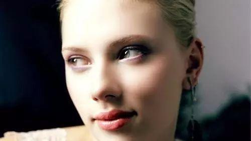 斯嘉丽约翰逊gif：寡姐这一跳，把我的心都跳出来了，太吸引眼球