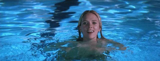 斯嘉丽约翰逊gif：寡姐这一跳，把我的心都跳出来了，太吸引眼球