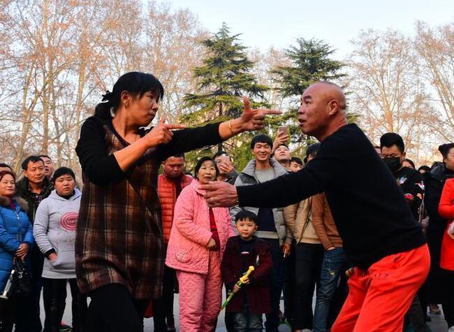 大叔大妈广场相互挑衅，称是自创舞步，一套下来治好颈椎病