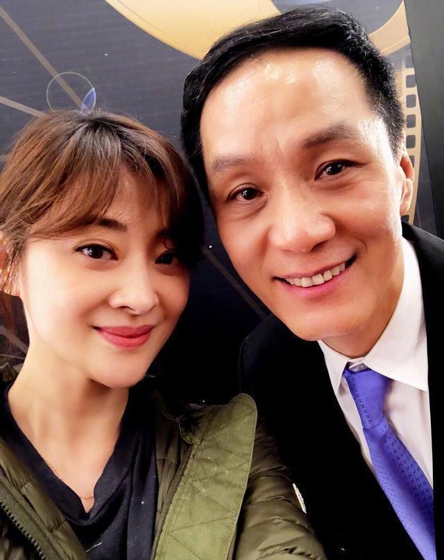 梅婷晒和冯远征合照，网友：我的童年阴影，不敢看