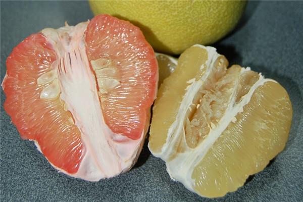 如何挑选好吃的红柚子 皮色淡黄有沉重感 如何挑选好吃的红柚子 皮色淡黄有沉重感