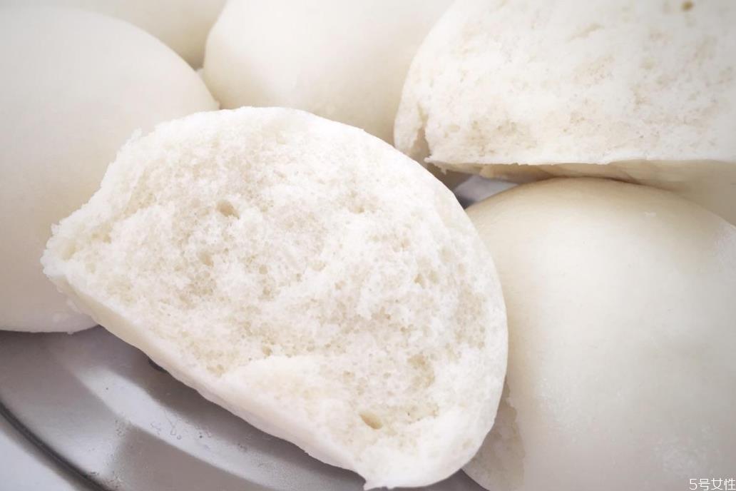 老面馒头放多少碱 做老面馒头放碱的技巧 老面馒头放多少碱 做老面馒头放碱的技巧