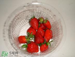 草莓可以用热水泡吗?草莓可以用开水烫泡着吃吗? 草莓可以用热水泡吗?草莓可以用开水烫泡着吃吗?