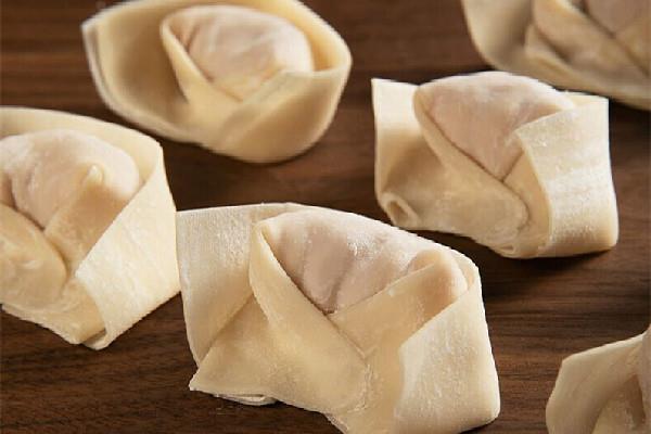 馄饨皮上有小黑点是怎么回事 馄饨皮有黑点点还能吃吗 馄饨皮上有小黑点是怎么回事 馄饨皮有黑点点还能吃吗