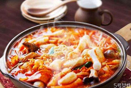 火锅年糕怎么做好吃 火锅年糕煮几分钟会熟