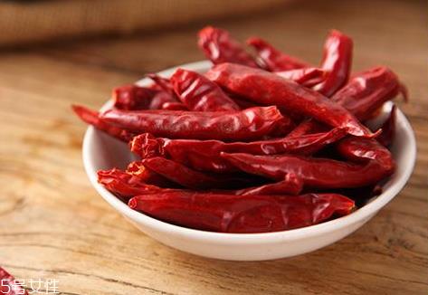 干辣椒可以放冰箱吗 会导致受潮 干辣椒可以放冰箱吗 会导致受潮